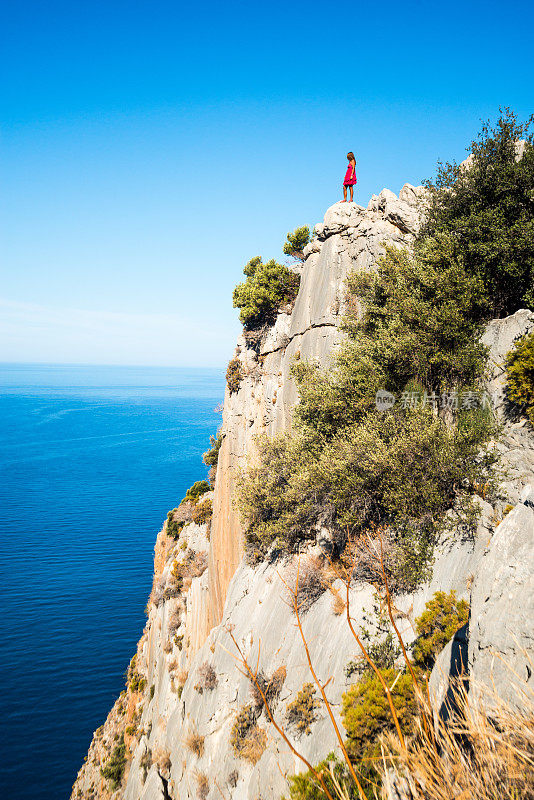 女人在顶端。来自Oludeniz的蝴蝶谷。Fethiye Mugla,土耳其。